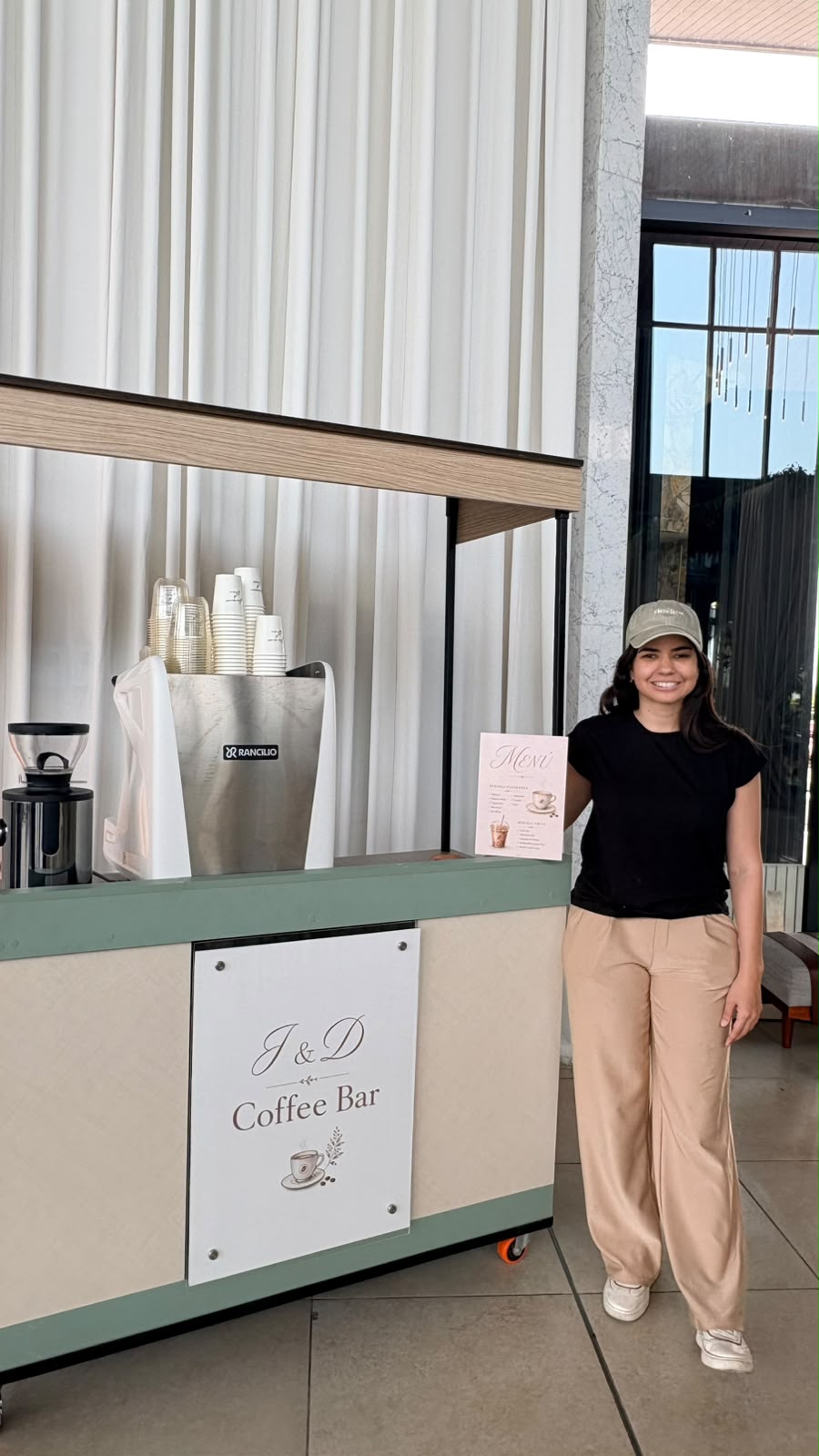 Adri junto a la estación móvil de Café Feroz